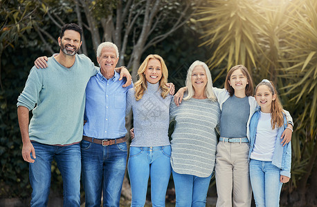 家庭给你坚强的根基 一个多代家庭站在外面背景图片