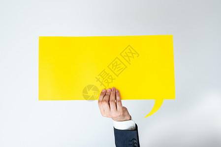 黄色消息框企业主持有带有重要讯息的单手文稿 在对话气球上提出严谨思想的人 Gentleman 在纸面上展示最新消息手指商务成人教学商业广告背景