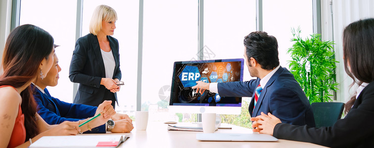 适用于现代企业的 ERP 企业资源规划软件生产组织工人后勤商务团队小时会议管理监视器在职的高清图片素材