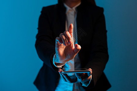 女商务人士拿着平板电脑 用一根手指指着重要信息 穿西装的行政人员提供重要信息 显示重要公告的妇女男性女性数位板金融蓝色全球数字人背景图片