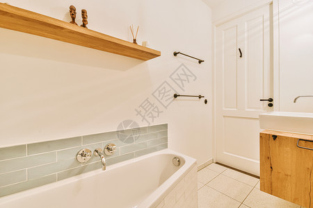石灰和浴浴缸反射水平龙头淋浴镜子卫生卫生间住宅白色房子图片