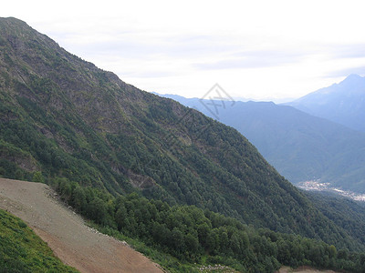 覆卮山一片全景的山地景观 其山谷和森林山峰在高覆云天下场地木头山脉荒野远足顶峰场景旅游石头爬坡道背景