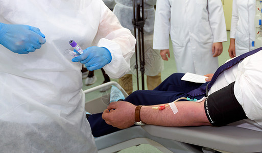冠状病毒感染的血液捐献者幸存者 手 分析 测试管试管康复工具男人诊所输血男性捐款实验室医院卫生保健高清图片素材