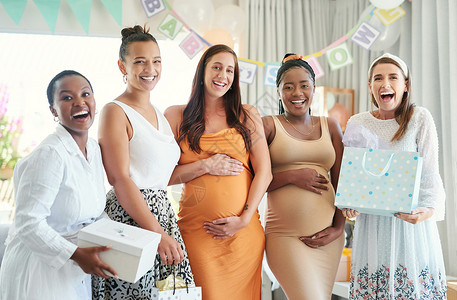 孕婴师这些是我想和他们一起庆祝的人 一群朋友在朋友的迎婴派对上拍照背景