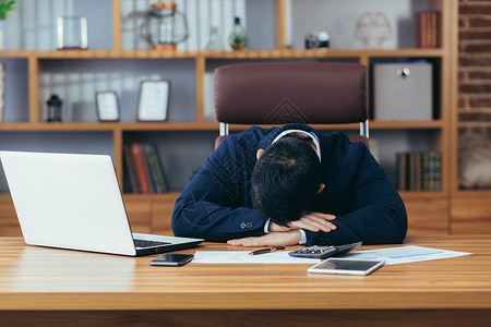 疲累的商务人士睡在桌子上 男人躺下休息失眠高清图片素材