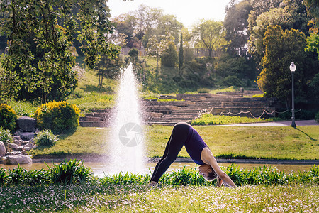 做瑜伽女孩在公园户外做瑜伽的女人女士树木阳光饮食冥想女孩活力训练专注运动背景