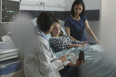 医生专家建议为生病的孩子提供抗生素诊断高清图片素材