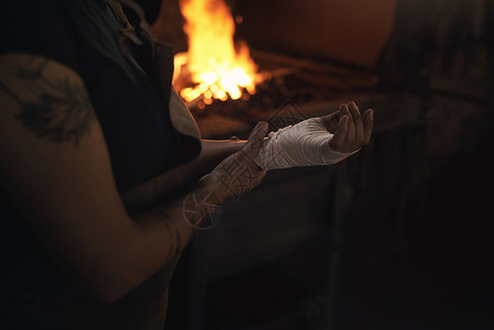 工作场所伤害预防掌握在您手中 一位在铸造厂工作的妇女 手上缠着绷带厄运高清图片素材