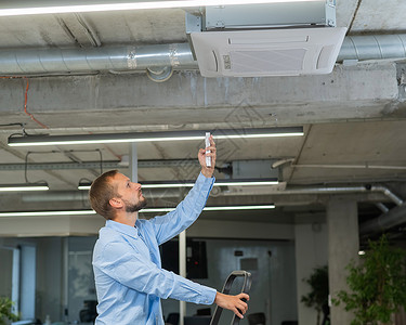 白胡子男正在修理办公室的空调机 他叫天花板工程师承包商男性空调修理工服务职业测量工作设备高清图片素材