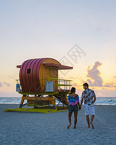 迈阿密海滩 夫妇在迈阿密海滩的海滩上 佛罗里达州迈阿密海滩的救生员小屋蓝色假期热带旅行游泳比基尼场景海岸天空救援年轻的高清图片素材