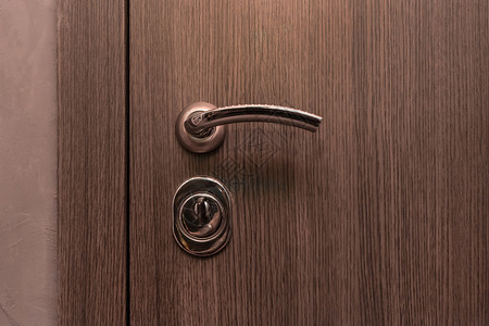 开放或特写出入口的钢门把手关上房门闭合公寓隐私建筑金属闩锁房子房间宏观钥匙入口向上高清图片素材