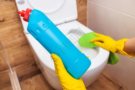 清洁标签使用消消毒马桶清洁溶液的蓝色瓶装模型 将手贴紧洗涤剂浴室瓶子公寓管道设施制品设计安全生态背景