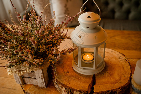 在木箱的桃红色石南花 与蜡烛的秋天装饰 燃烧着蜡烛的白色灯笼 色调图像 营造舒适氛围的家居装饰 浪漫的夜晚背景图片