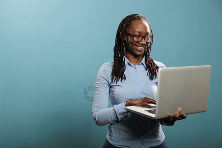 拥有笔记本电脑 满心笑容的开心女人 在网上浏览网页互联网女性邮件微笑女士冲浪喜悦浏览器女孩乐趣背景图片