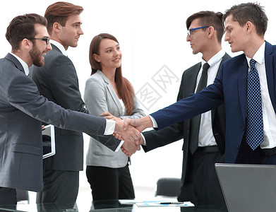 商业团队领导人握手握手套装公司人士对抗工作竞赛管理人员办公室成功合作图片