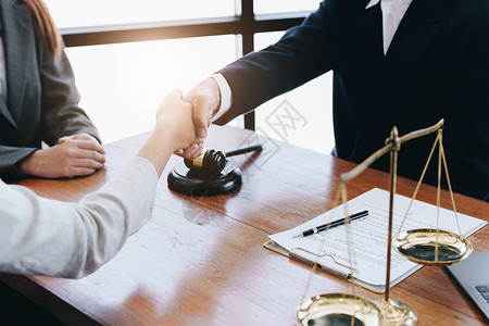 律师握手让基廷为客户服务合作锤子人士拍卖法理交易团队法律文档投资图片