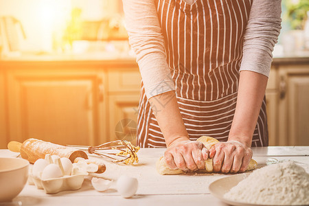 厨房桌上的女用手打零花钱工具筛子面粉烹饪面包饮食食物食谱养分厨师背景