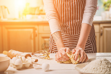 厨房桌上的女用手打零花钱营养饮食烹饪面包师木板女性桌子面包糕点养分背景