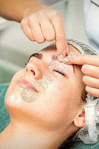美容师做眉眉按摩诊所医生女士皮肤化妆品治疗眉毛女性沙龙温泉白色的高清图片素材