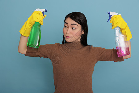 带着两个洗涤剂喷雾的手臂举起手来手势高清图片素材