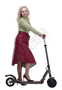 红色滑板车微笑着的女士在一辆电动摩托车上行驶享受技术男人工具裙子安全发动机运输广告喜悦背景