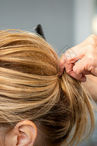 妇女发型发型造型师金发美容师女孩理发师客户理发剪发商业职业图片