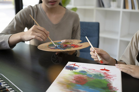 年轻老师画画 有小女孩在艺术课上成人高清图片素材