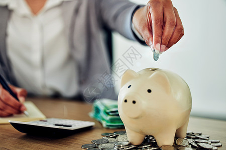 存钱罐中的银行 金融和金钱 用于商业女性的储蓄 投资和预算 在工作办公室计算保险 账单和付款硬币的会计师手的特写小猪高清图片素材