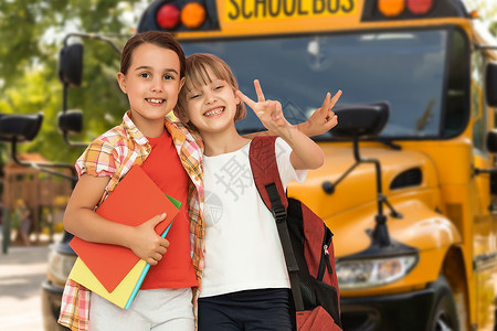 暑期提升班小孩子学童学生学生 校车 欢迎回到学校 新学期开始孩子多元化背包小学生儿童科目孩子们男生户外人高尔夫球背景