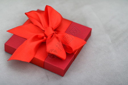 豪华假日红礼盒 带有丝带和弓 圣诞节或情人节日装饰品盒子圣诞礼物新年购物销售婚礼展示房间店铺庆典背景图片