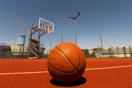 篮球线橡皮运动场球场的篮球最上观橙色球 在院子里户外运动红地比赛场地游戏太阳分数地面竞技场竞技竞赛晴天背景