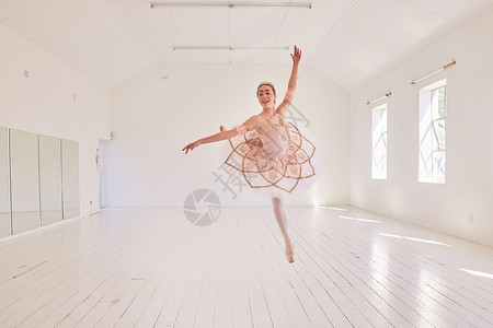 芭蕾舞 激情和芭蕾舞演员的艺术表演在舞蹈工作室以经典 优雅的动作表达自由 自由女练习套路 跳跃活力十足 姿势完美背景图片