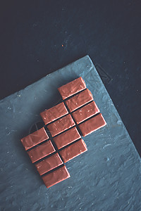 甜甜的苏威巧克力糖果 在石板板上 平板小样低热量奢华礼物巧克力石头邀请函食物设计牛奶背景图片