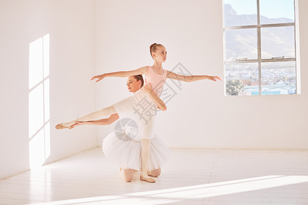 健身 支持和芭蕾舞教师培训芭蕾舞演员 在舞蹈工作室帮助姿势和平衡 灵活的女孩练习套路 优雅和经典的表演 在排练中结合背景图片