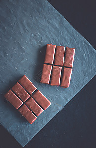甜甜的苏威巧克力糖果 在石板板上 平板食物低脂肪低热量产品牛奶减肥小样食谱石头饮食背景图片