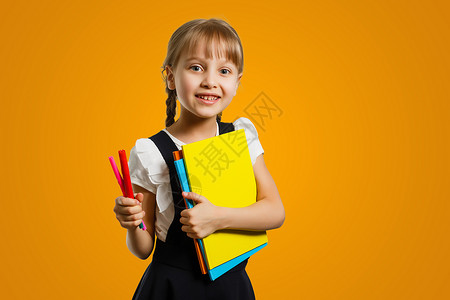 浓情九月毛笔字剪下一个快乐聪明的白人少女女学生背着书包回到学校参加新的学术教育年的特写镜头 在黄色背景中被隔离儿童能量小学生小学学生女孩成就情背景