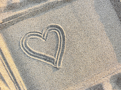 心在沙子画在沙子上的心 在架子上 最顶端的景色 特写 复制空间背景