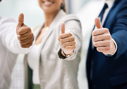 各种谢谢素材为企业的成功竖起大拇指 为业务合作提供手势支持 并感谢您在工作办公室的合作伙伴关系 创业公司的团队信任 员工积极性和多样性背景
