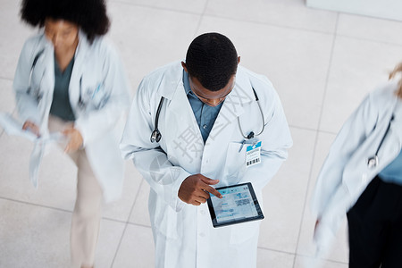 医生 数字平板电脑测试和医务人员在繁忙的医院从上面获得技术研究实验室数据 医药保健室的医护人员 劳动人民和保险雇员背景图片