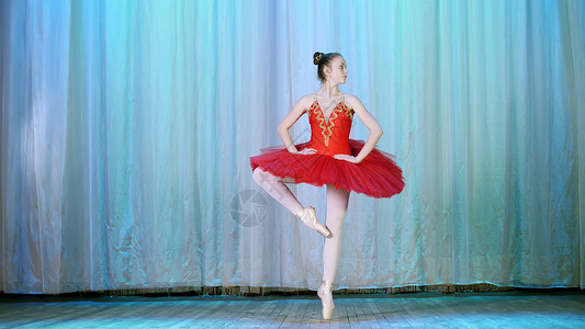 年轻芭蕾舞者穿红色芭蕾舞裙和指尖鞋 跳优雅的芭蕾运动 Pas courru 巡回演出fouette背景图片