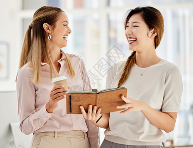 在营销和广告办公室规划战略时 女性员工微笑着大笑 创业公司笔记本中的员工支持和日程安排的多样性 协作和团队合作背景图片