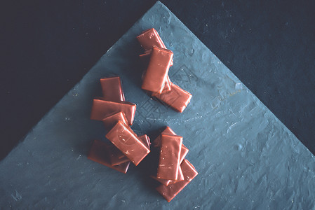 甜甜的苏威巧克力糖果 在石板板上 平板礼物饮食低脂肪奢华低热量牛奶食谱食物乳糖小样背景图片