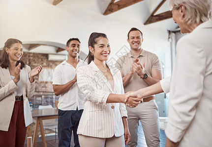办公室协作支持 伙伴关系信任或 b2b crm 的握手 成功交易和团队合作培训 多样性 微笑或快乐的商务人士为目标 目标或成功而庆典高清图片素材