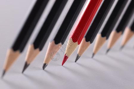 红铅笔 将黑铅笔各行分开高清图片