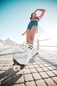 玩轮滑的女孩女孩在滑溜冰 旅行或人行道上为健身 健康和训练活动使用照明弹时放松 玩城市探险的妇女乘滚轮飞刀去锻炼底部视线背景