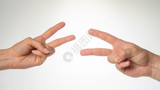 游戏摇滚纸剪刀上的亲手贴近手势白纸男人手指女人手掌和平身体石头布背景图片