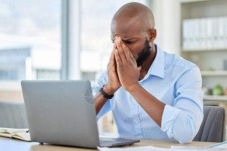 压力 焦虑和疲惫的商务人士带着笔记本电脑在办公室里沮丧 失败和错误时精疲力竭 因在办公桌前工作的最后期限而头痛的企业家男人高清图片素材