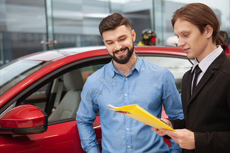 汽车经销商在经销商出售新汽车商务交易经理人士运输合同保险协议价格投资图片