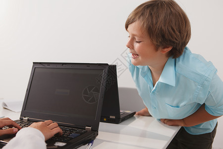 小学班级小男孩男生互联网项目电脑学校儿子智力学生团队思考电子学习高清图片素材