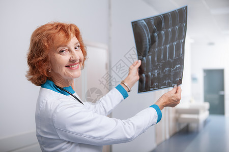 工作在医院的资深女性医生护士诊所保健疾病专家女士诊断从业者治疗保险放射科高清图片素材